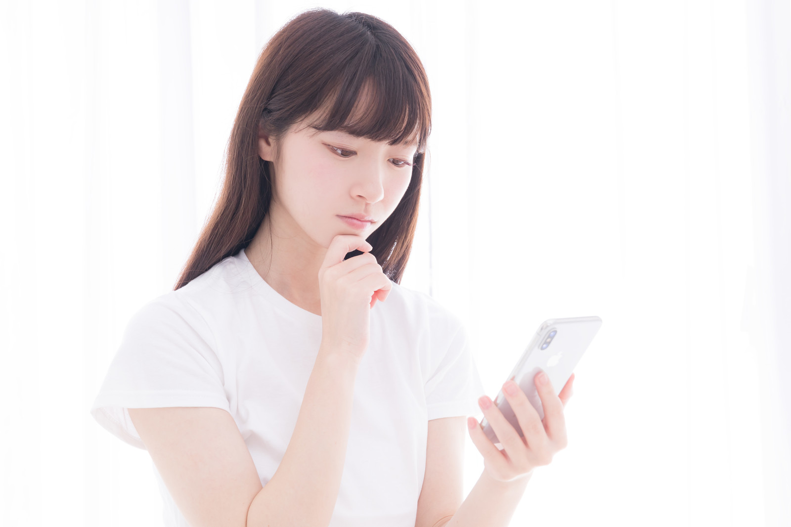 スマホを持つ女性