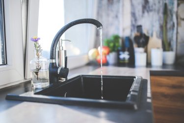 水道料金をクレジットカード払いにするメリット｜口座振替とどっちがお得？