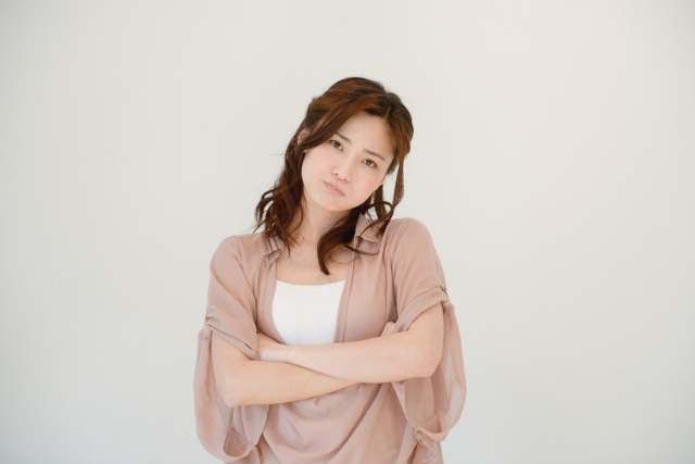 悩んでいる女性