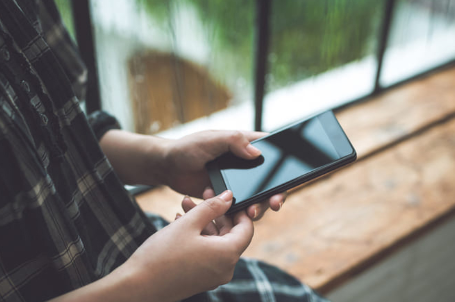 スマホを操作する男性