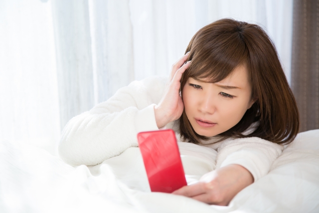 スマホで確認する女性