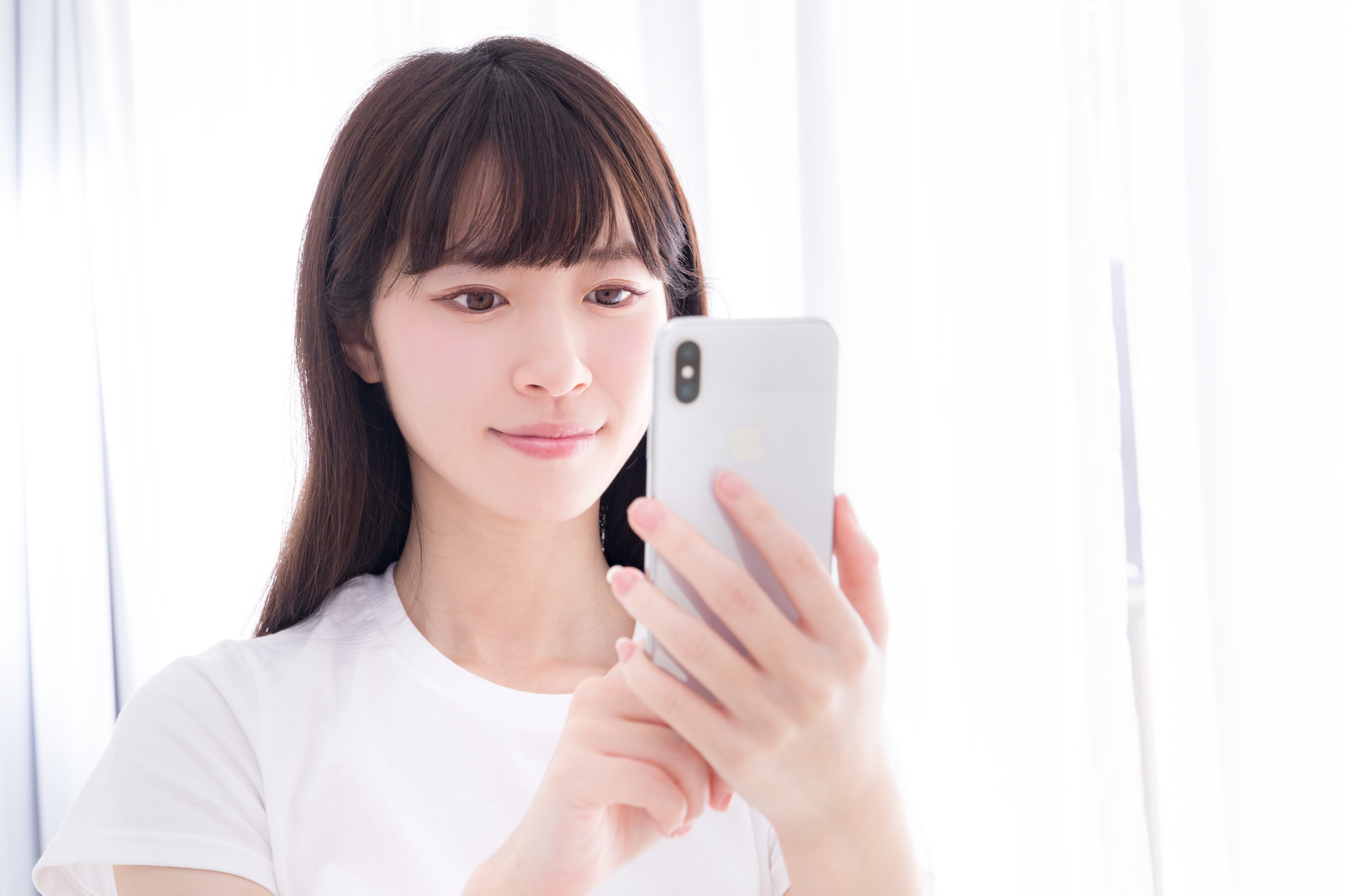 スマホを持った女性